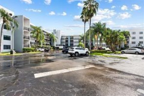 Condo in Plantation, Florida, 2 bedrooms  № 2265987 - photo 15