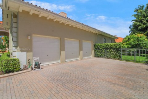 House in Cutler Bay, Florida 5 bedrooms, 334.26 sq.m. № 1858933 - photo 16