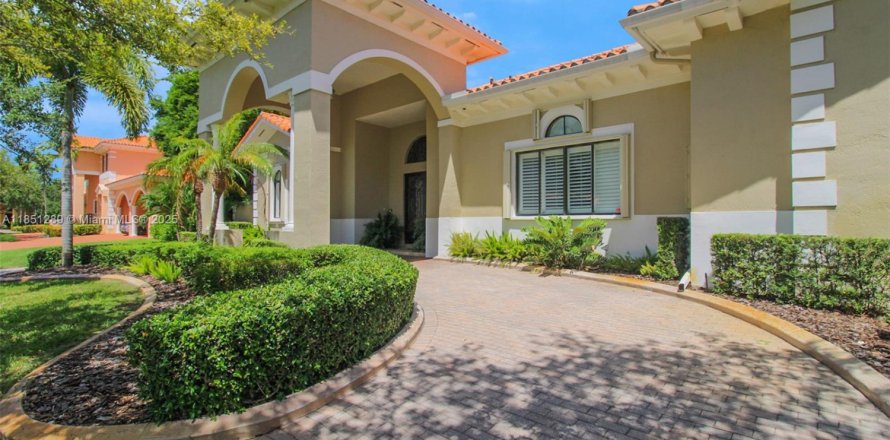 House in Cutler Bay, Florida 5 bedrooms, 334.26 sq.m. № 1858933