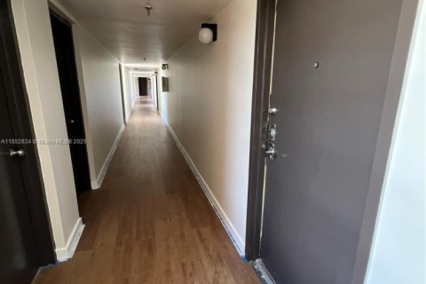 Condo in Miami, Florida, 2 bedrooms  № 1875546 - photo 10