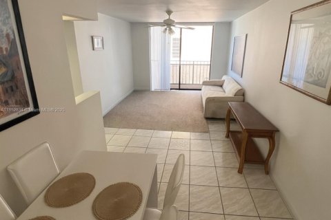 Condo in Miami, Florida, 2 bedrooms  № 1875546 - photo 1