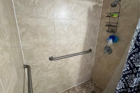Condo in Miami, Florida, 2 bedrooms  № 1875546 - photo 7