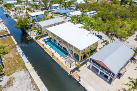 House in Big Pine Key, Florida 4 bedrooms, 289.48 sq.m. № 2052857 - photo 2