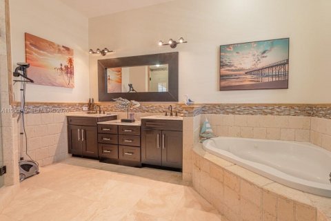 House in Big Pine Key, Florida 4 bedrooms, 289.48 sq.m. № 2052857 - photo 26