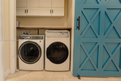 House in Big Pine Key, Florida 4 bedrooms, 289.48 sq.m. № 2052857 - photo 22