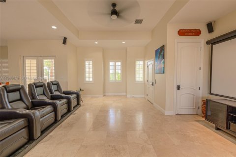 House in Big Pine Key, Florida 4 bedrooms, 289.48 sq.m. № 2052857 - photo 11