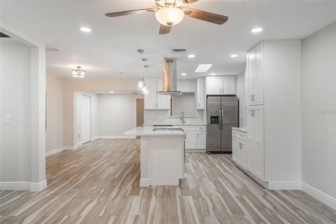 Casa en alquiler en Orlando, Florida, 4 dormitorios, 215.44 m2 № 1902354 - foto 12