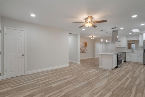 Casa en alquiler en Orlando, Florida, 4 dormitorios, 215.44 m2 № 1902354 - foto 13