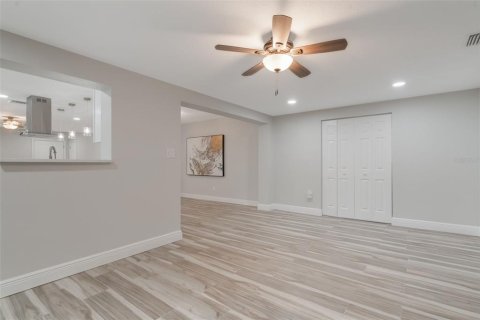 Casa en alquiler en Orlando, Florida, 4 dormitorios, 215.44 m2 № 1902354 - foto 6