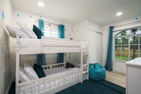 House in West Palm Beach, Florida 8 bedrooms, 338.07 sq.m. № 2013060 - photo 29