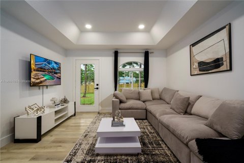 House in West Palm Beach, Florida 8 bedrooms, 338.07 sq.m. № 2013060 - photo 9