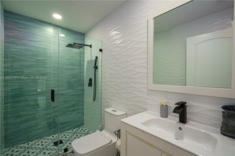 House in West Palm Beach, Florida 8 bedrooms, 338.07 sq.m. № 2013060 - photo 15