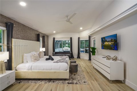 House in West Palm Beach, Florida 8 bedrooms, 338.07 sq.m. № 2013060 - photo 21