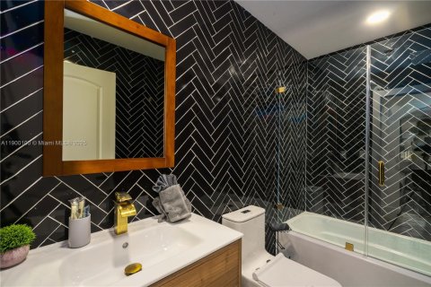 House in West Palm Beach, Florida 8 bedrooms, 338.07 sq.m. № 2013060 - photo 26