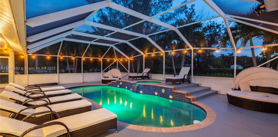 House in West Palm Beach, Florida 8 bedrooms, 338.07 sq.m. № 2013060