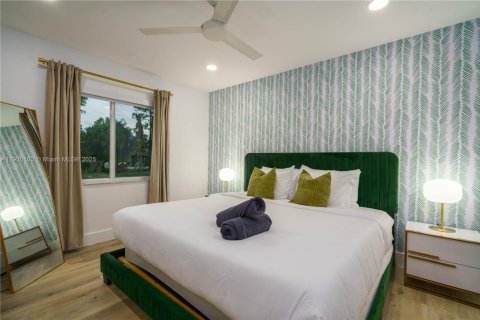 House in West Palm Beach, Florida 8 bedrooms, 338.07 sq.m. № 2013060 - photo 12