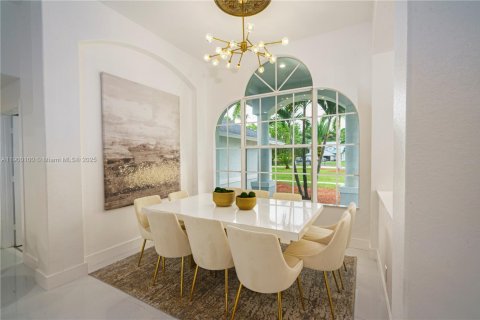 House in West Palm Beach, Florida 8 bedrooms, 338.07 sq.m. № 2013060 - photo 8