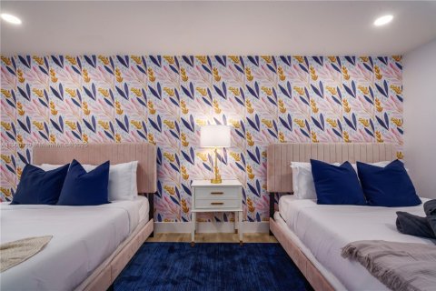 House in West Palm Beach, Florida 8 bedrooms, 338.07 sq.m. № 2013060 - photo 16