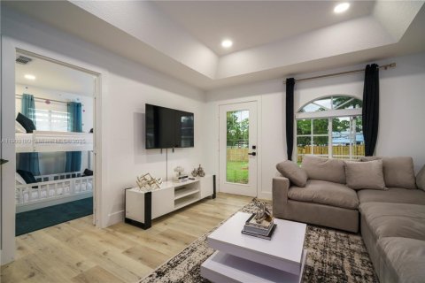 House in West Palm Beach, Florida 8 bedrooms, 338.07 sq.m. № 2013060 - photo 10