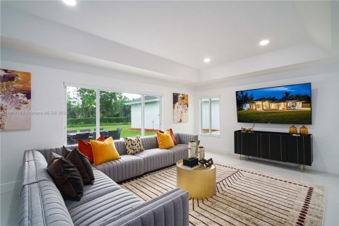 House in West Palm Beach, Florida 8 bedrooms, 338.07 sq.m. № 2013060 - photo 11