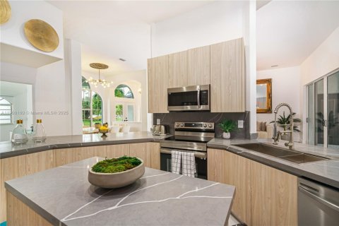 House in West Palm Beach, Florida 8 bedrooms, 338.07 sq.m. № 2013060 - photo 6