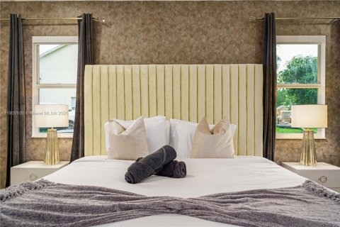 House in West Palm Beach, Florida 8 bedrooms, 338.07 sq.m. № 2013060 - photo 23