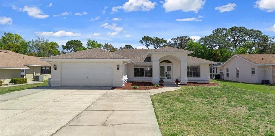 House in Homosassa, Florida 3 bedrooms, 184.23 sq.m. № 1602102