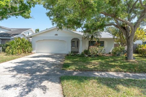 House in Saint Petersburg, Florida 4 bedrooms, 155.24 sq.m. № 2140773