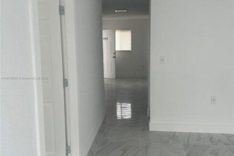 Apartamento en alquiler en Hialeah, Florida, 3 dormitorios, 311.22 m2 № 1927365 - foto 1