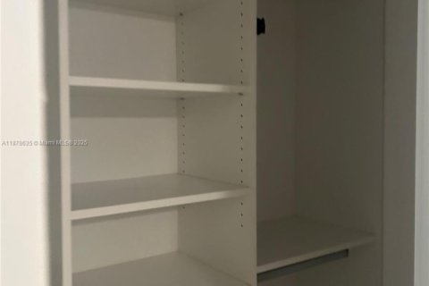 Apartamento en alquiler en Hialeah, Florida, 3 dormitorios, 311.22 m2 № 1927365 - foto 14