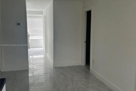 Apartment in Hialeah, Florida 3 bedrooms, 311.22 sq.m. № 1927365 - photo 5