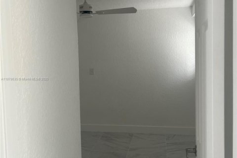 Apartment in Hialeah, Florida 3 bedrooms, 311.22 sq.m. № 1927365 - photo 6