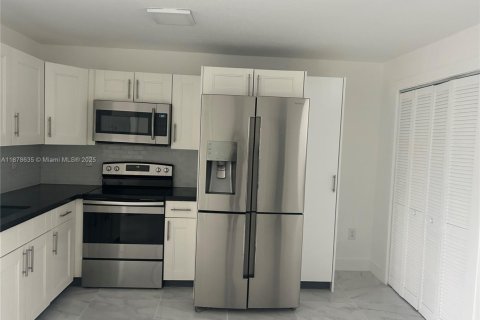 Apartment in Hialeah, Florida 3 bedrooms, 311.22 sq.m. № 1927365 - photo 3