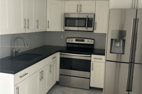 Apartment in Hialeah, Florida 3 bedrooms, 311.22 sq.m. № 1927365 - photo 4