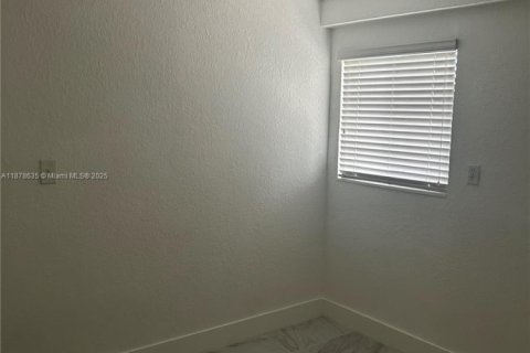 Apartamento en alquiler en Hialeah, Florida, 3 dormitorios, 311.22 m2 № 1927365 - foto 7