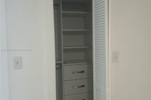 Apartment in Hialeah, Florida 3 bedrooms, 311.22 sq.m. № 1927365 - photo 15