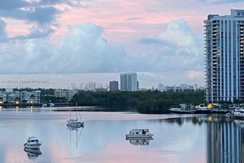 Condo in Aventura, Florida, 1 bedroom № 1814678 - photo 3