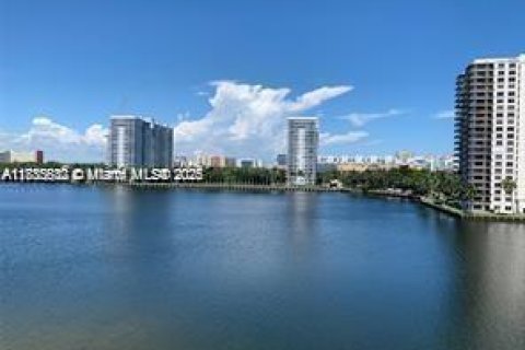 Condo in Aventura, Florida, 1 bedroom № 1814678 - photo 2