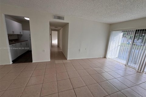 Снять в аренду кондоминиум в Уэст-Палм-Бич, Флорида 3 спальни, 86.4м2, № 1950364 - фото 2