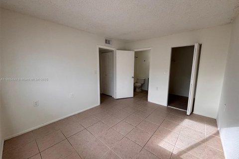 Снять в аренду кондоминиум в Уэст-Палм-Бич, Флорида 3 спальни, 86.4м2, № 1950364 - фото 18