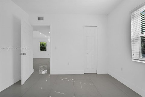 Casa en venta en Miami Gardens, Florida, 2 dormitorios, 74.32 m2 № 1933174 - foto 20