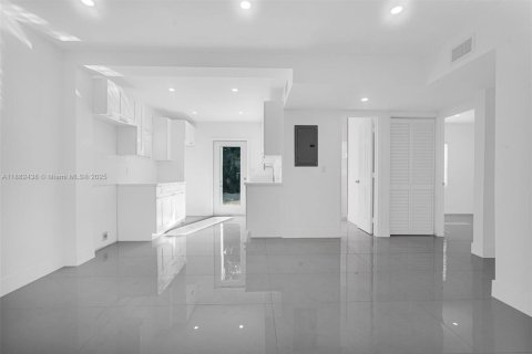 Casa en venta en Miami Gardens, Florida, 2 dormitorios, 74.32 m2 № 1933174 - foto 26