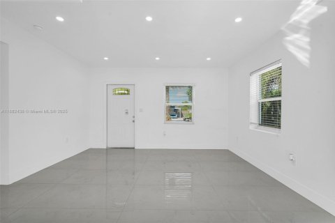 Casa en venta en Miami Gardens, Florida, 2 dormitorios, 74.32 m2 № 1933174 - foto 9