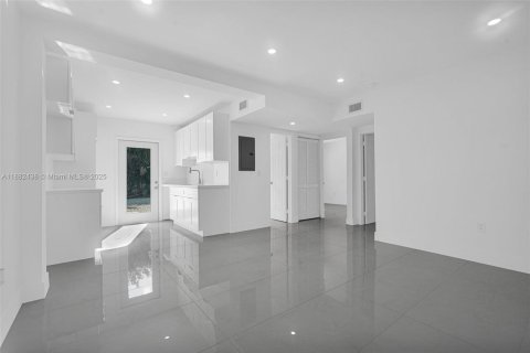 Casa en venta en Miami Gardens, Florida, 2 dormitorios, 74.32 m2 № 1933174 - foto 25