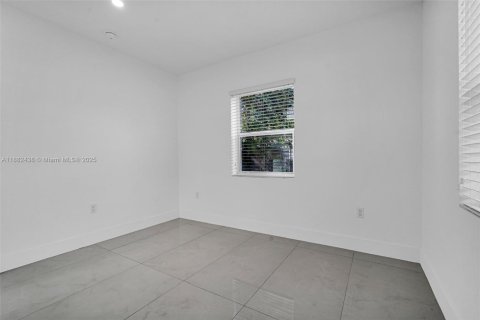 Casa en venta en Miami Gardens, Florida, 2 dormitorios, 74.32 m2 № 1933174 - foto 11