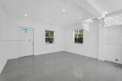 Casa en venta en Miami Gardens, Florida, 2 dormitorios, 74.32 m2 № 1933174 - foto 2