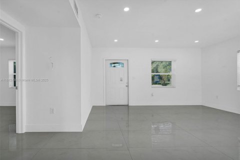 Casa en venta en Miami Gardens, Florida, 2 dormitorios, 74.32 m2 № 1933174 - foto 17