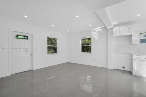 Casa en venta en Miami Gardens, Florida, 2 dormitorios, 74.32 m2 № 1933174 - foto 4