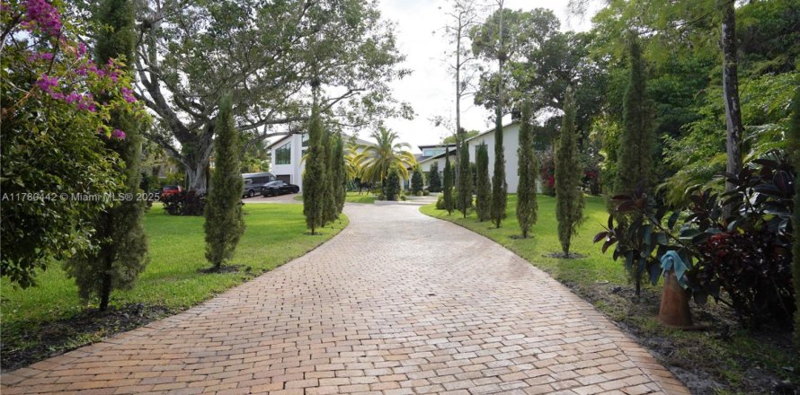 House in Parkland, Florida 5 bedrooms, 596.34 sq.m. № 1696403
