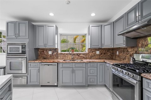 Villa ou maison à vendre à Coral Gables, Floride: 4 chambres, 258.92 m2 № 2064716 - photo 12